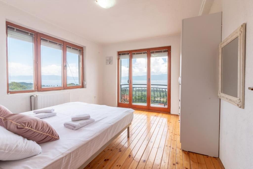 Casa Farmak - 4 Bedroom Lux Apartment With Infinity Pool & Lake View Ohrid Bagian luar foto