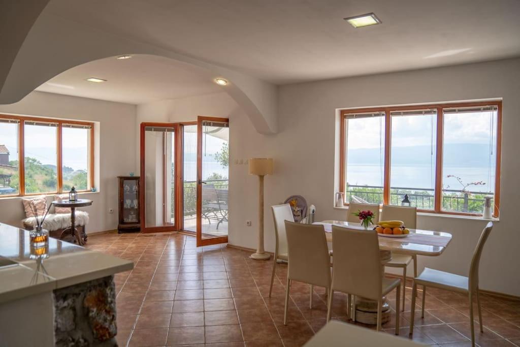 Casa Farmak - 4 Bedroom Lux Apartment With Infinity Pool & Lake View Ohrid Bagian luar foto